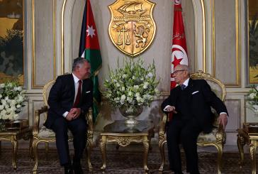 الملك والرئيس التونسي يؤكدان الحرص على تطوير التعاون بين البلدين
