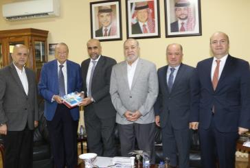 الطباع يبحث آفاق التعاون الأردني العُماني في المجال الاستثماري