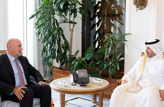  وزير الاستثمار يلتقي رئيس مجلس الوزراء القطري