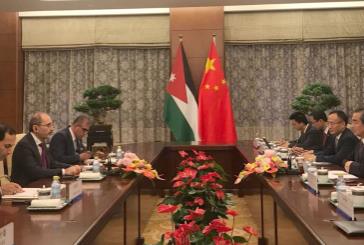 وزير الخارجية يبحث تعزيز العلاقات الثنائية مع نظيره الصيني